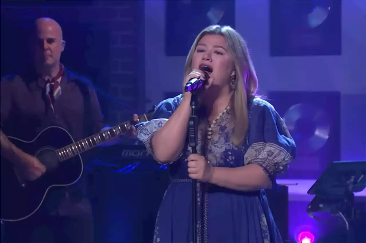 Kelly Clarkson Sings Third Eye Blind's 'Jumper' in Honor of the LGBTQ Community