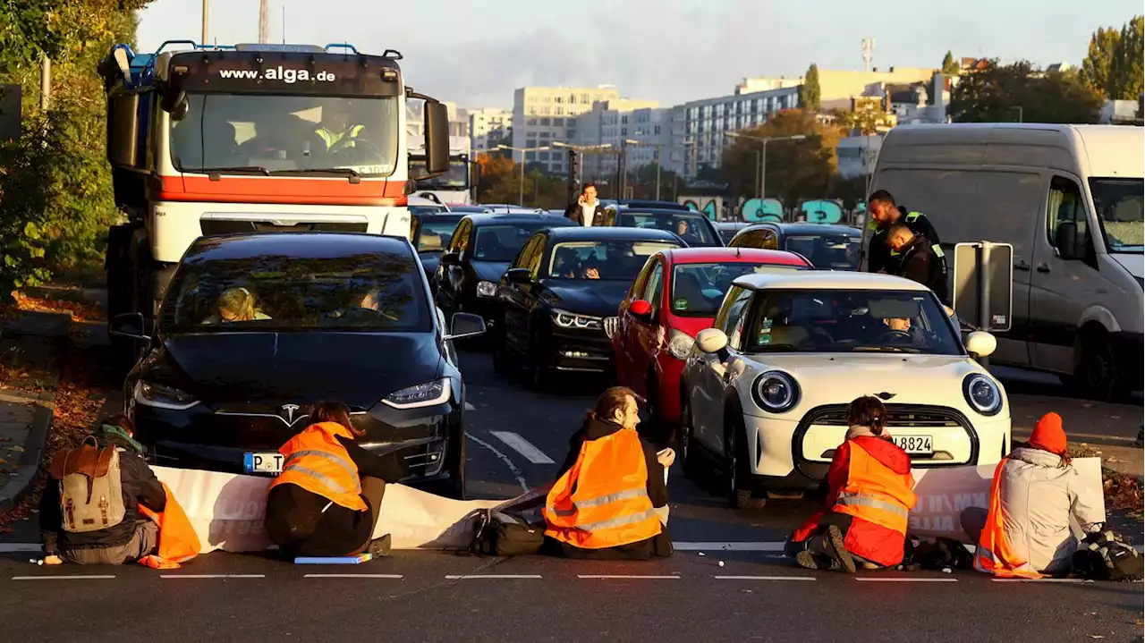 Erneut Klimaproteste in Berlin: Aktivisten blockieren Straße vor dem Hauptbahnhof und Stadtautobahn