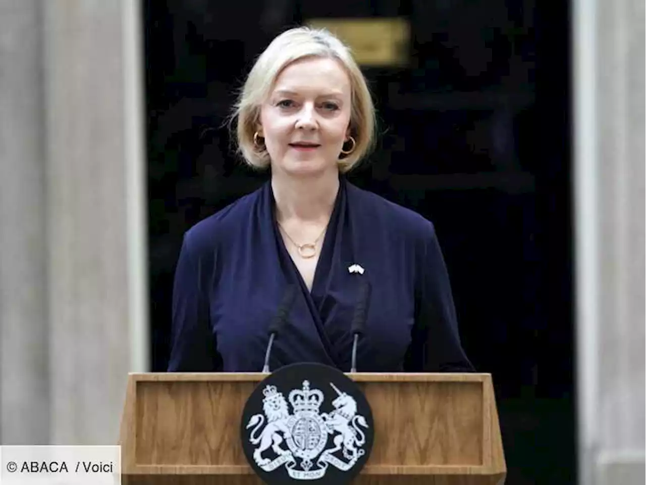 « La laitue a gagné » : la première ministre britannique Liz Truss démissionne, les internautes se moquent - Voici