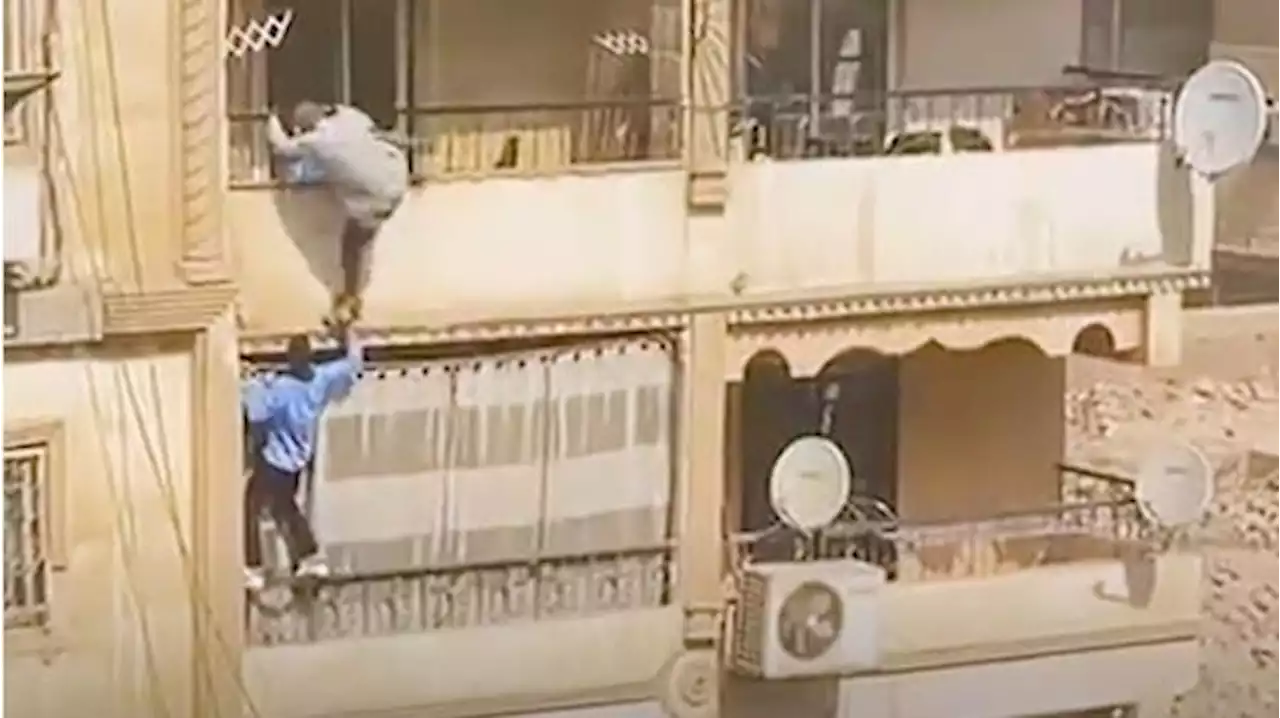 في موقف بطولي في مصر.. شاهد طالبا يعرض نفسه للخطر لإنقاذ مسن