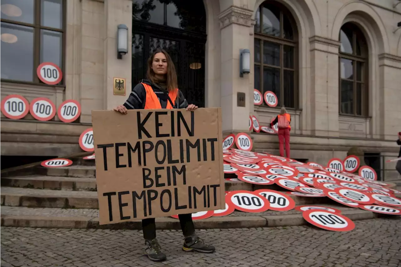 Tempolimit: Letzte Generation übergibt Volker Wissing Schilder