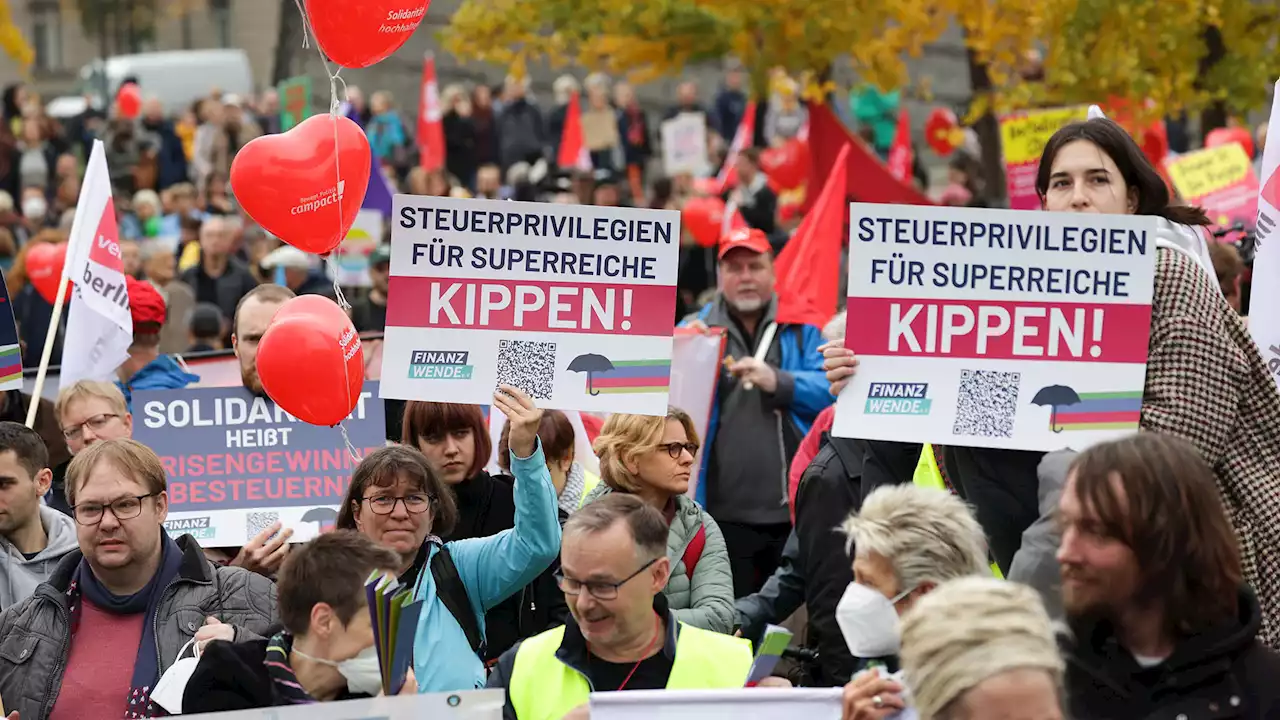 „Solidarischer Herbst“: Hunderte Menschen demonstrieren in Berlin für Solidarität