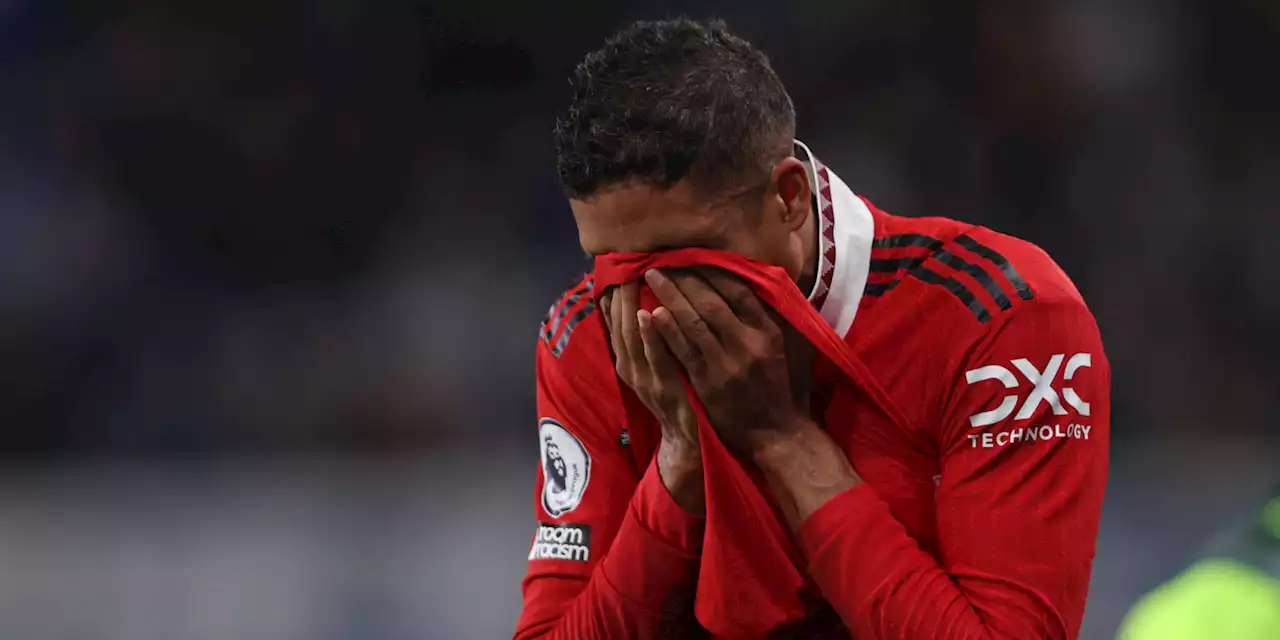 Football : Raphaël Varane sort sur blessure et en larmes lors de Manchester United-Chelsea