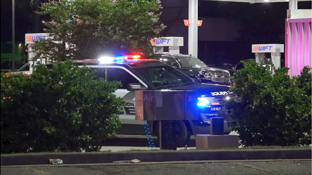 1 dead, 2 injured in triple shooting at store in west Houston