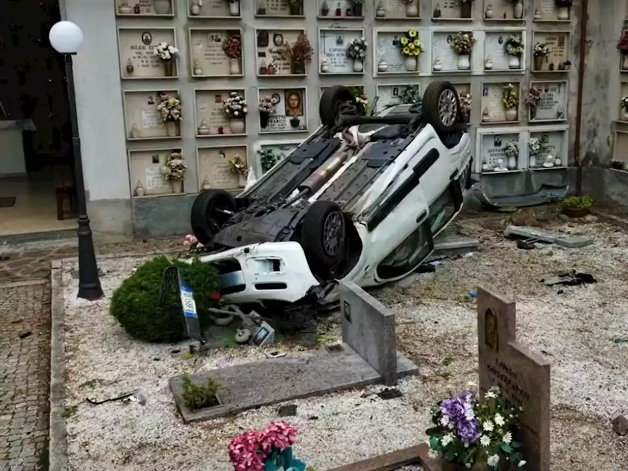 Auto precipita dall'alto nel cimitero: spaventoso episodio nel Bresciano