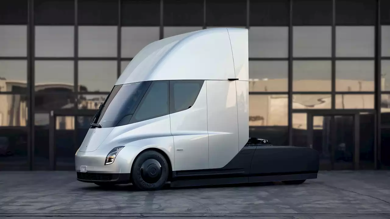 Long-Delayed Tesla Semi Truck Seemingly Breaks Down, Causing Highway Delays