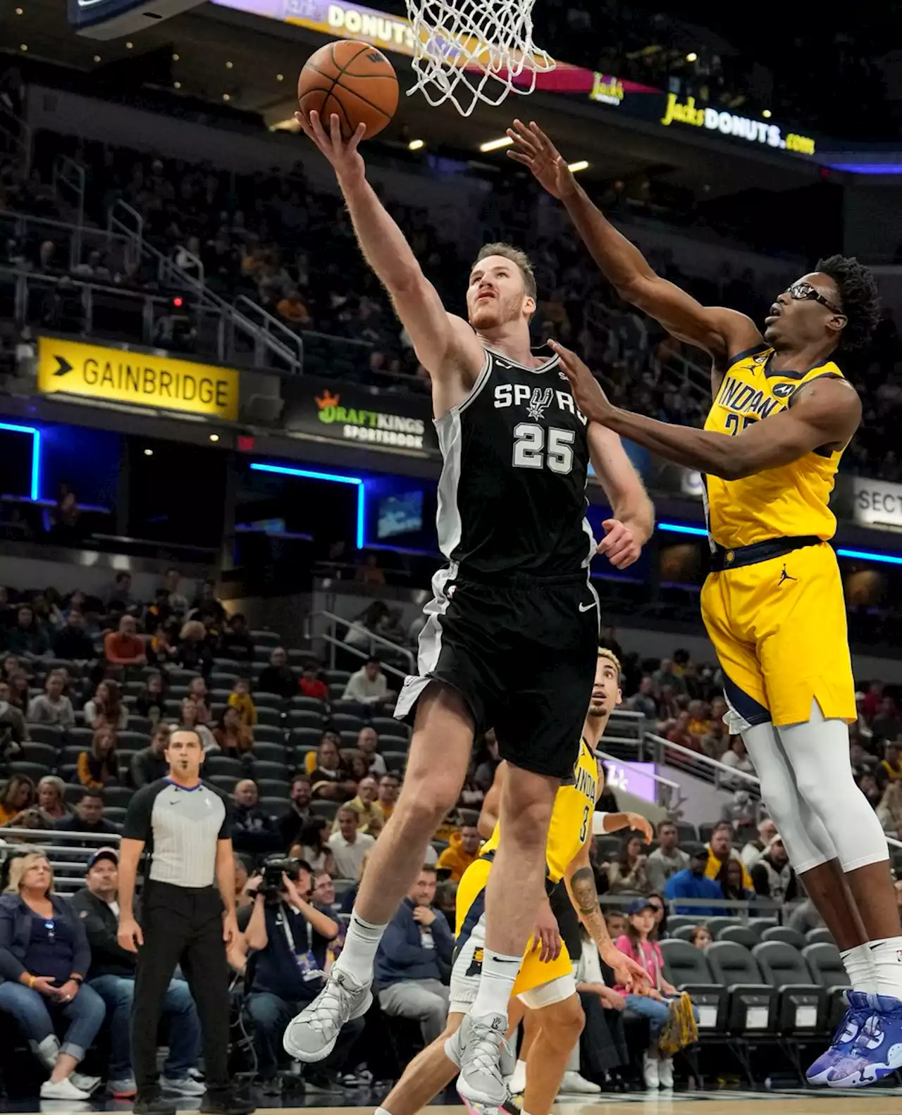 Spurs hold off final-minute flurry to beat Pacers 137-134