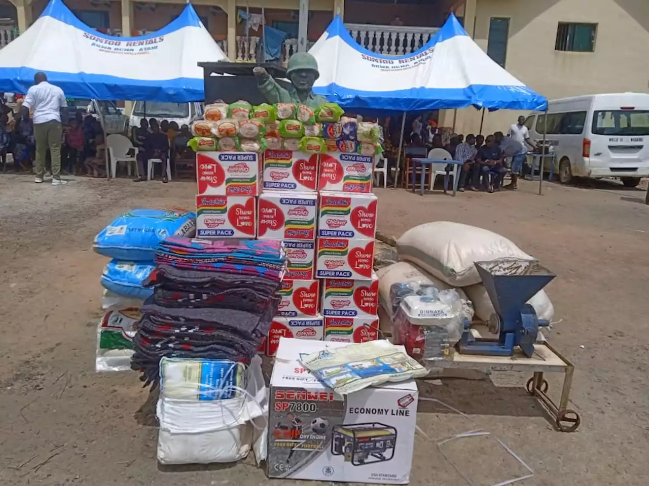 Buhari's aide knocks Peter Obi for donating 24 loaves of bread to thousands of flood victims