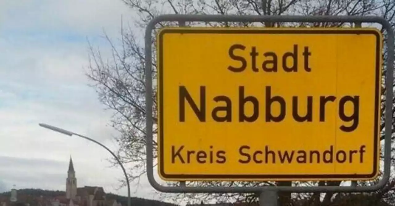 Überraschte Polizisten finden Couch auf Kreisverkehr in Nabburg