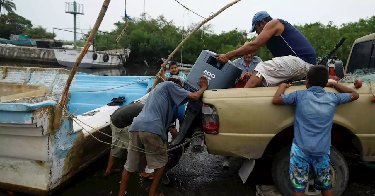 Hurricane Roslyn batters Mexico's Pacific coast with damaging winds, major rainfall