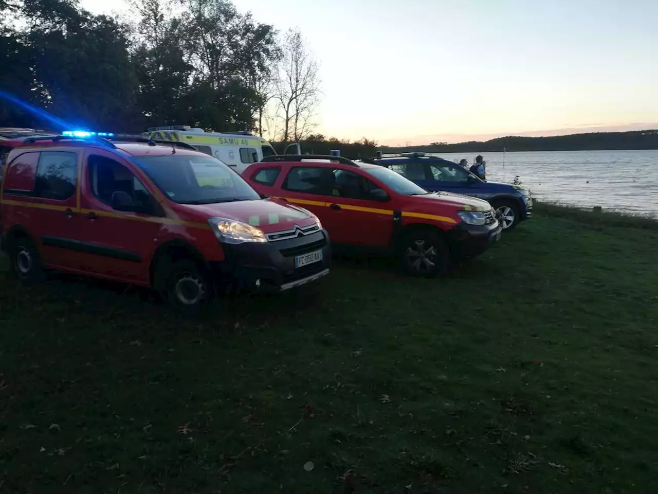 Un homme en paddle disparaît dans le lac en essayant de rattraper sa pagaie, les recherches interrompues