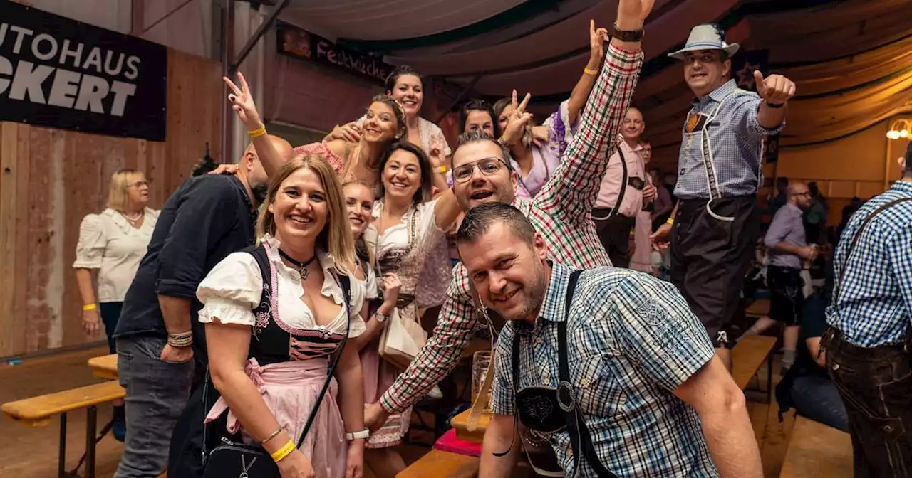 Flughafen Saarbrücken: Partyspaß in Lederhose und Dirndl – So feierten die Gäste die Airport-Wiesn