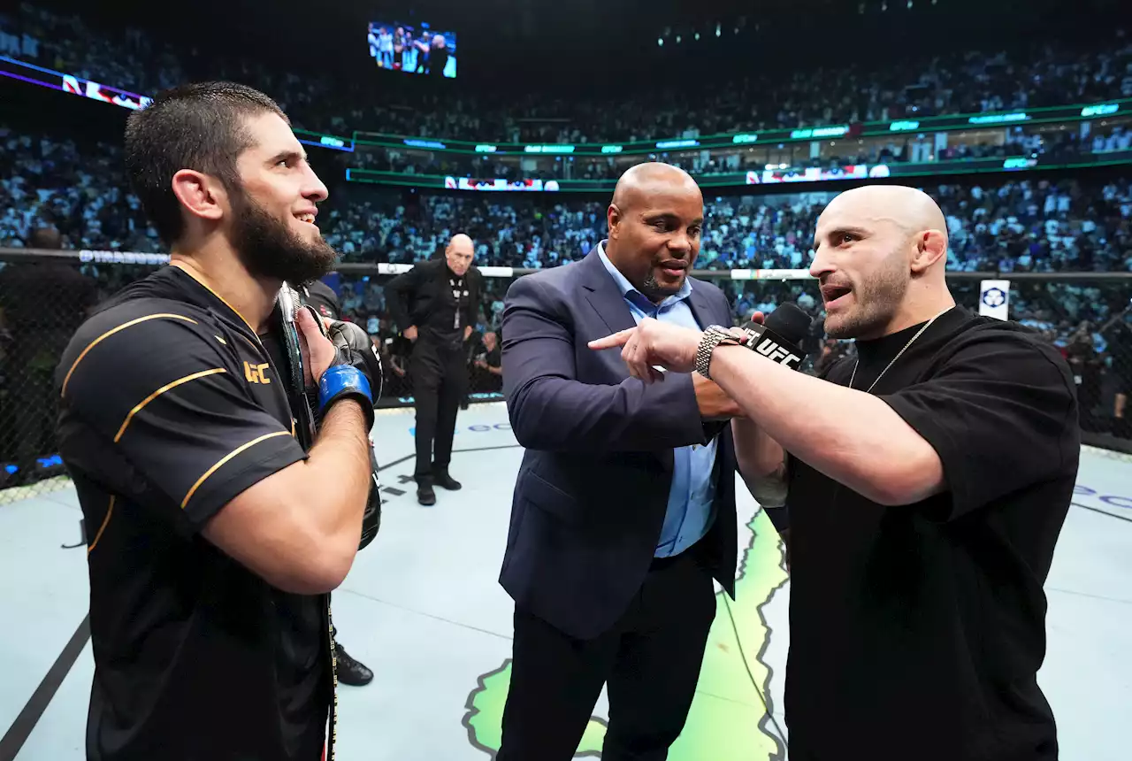 Islam Makhachev submits Charles Oliveira to claim lightweight title and dedicates win to Khabib Nurmagomedov before squaring off with Alexander Volkanovski at UFC 280