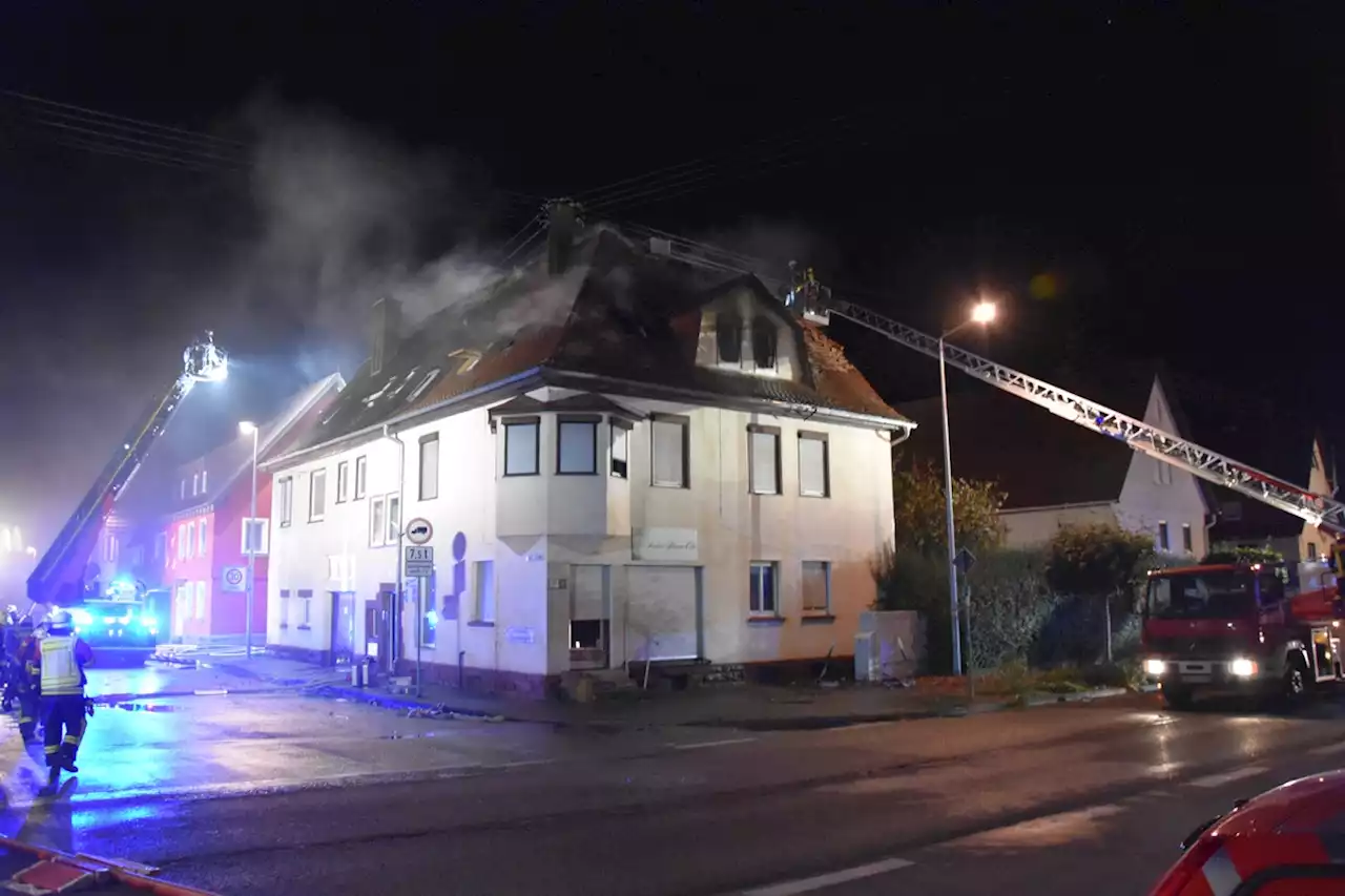 Offener Dachstuhlbrand in Weil der Stadt-Merklingen