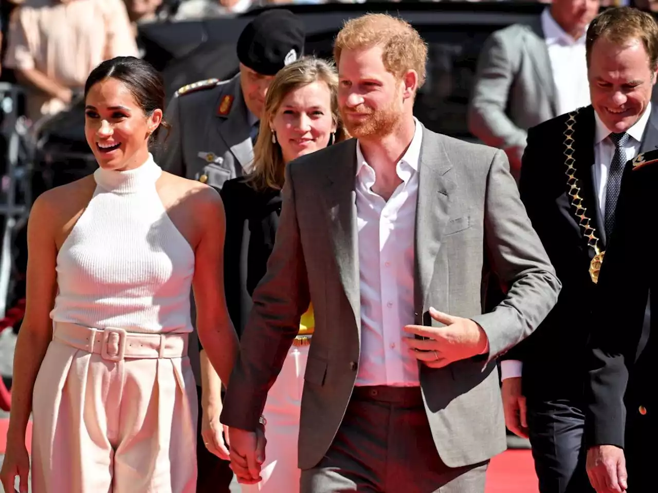 'Il lato spietato del re': Carlo mette nei guai Harry e Meghan