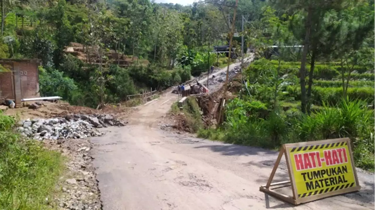 Jembatan Batu Mulai Diperbaiki, Akses Slahung-Mrayan Tutup Total