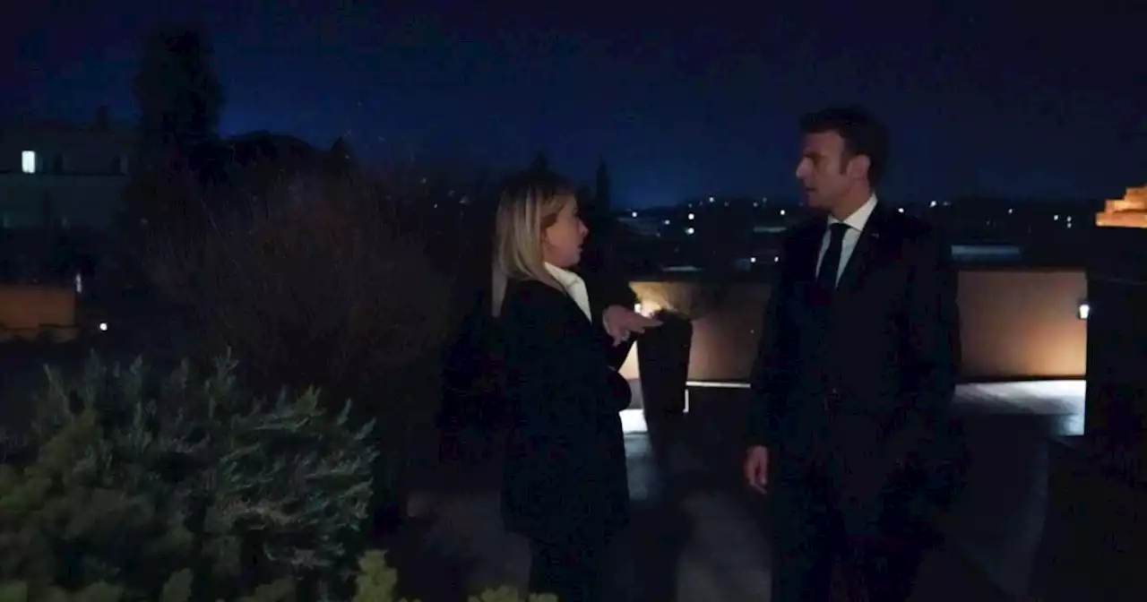 A Rome, Emmanuel Macron est le premier dirigeant étranger à rencontrer la post-fasciste Giorgia Meloni