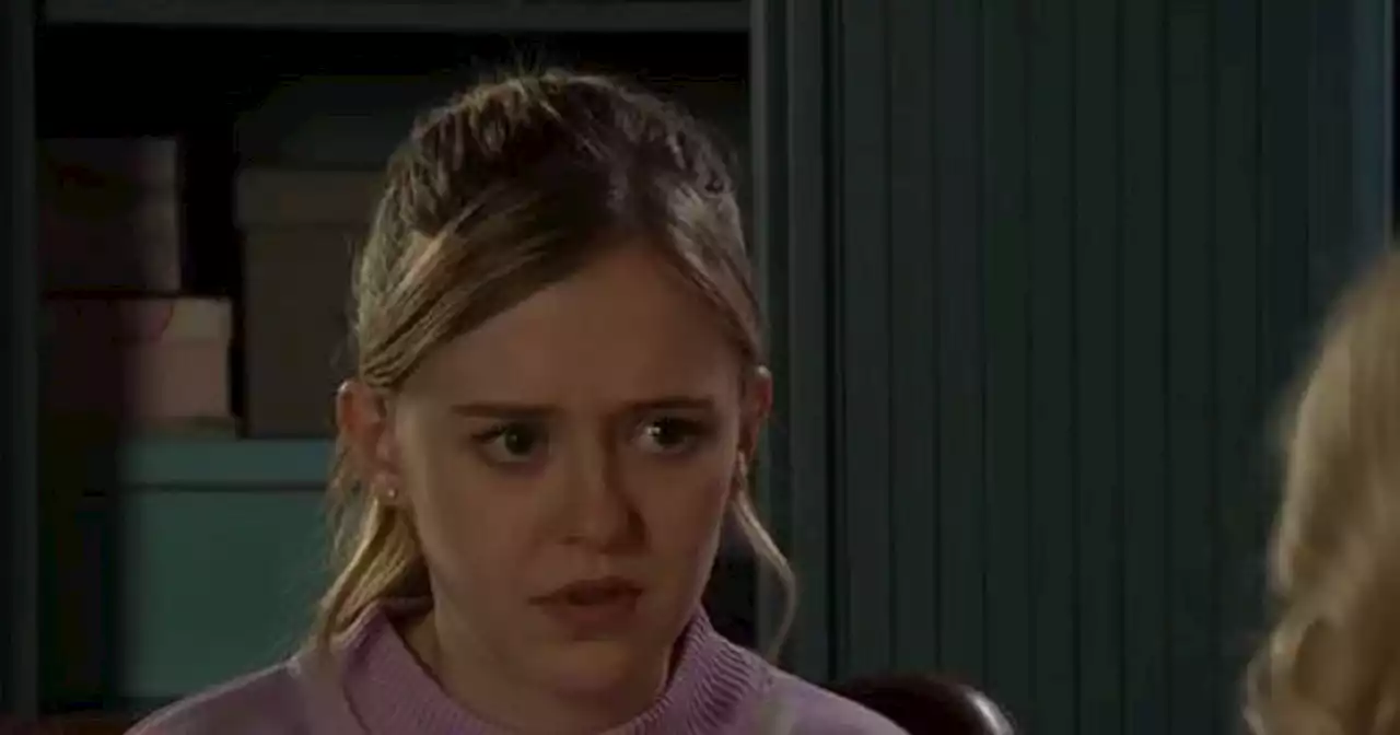 Corrie fans demand 'get out' as creepy character reminds them of old storyline