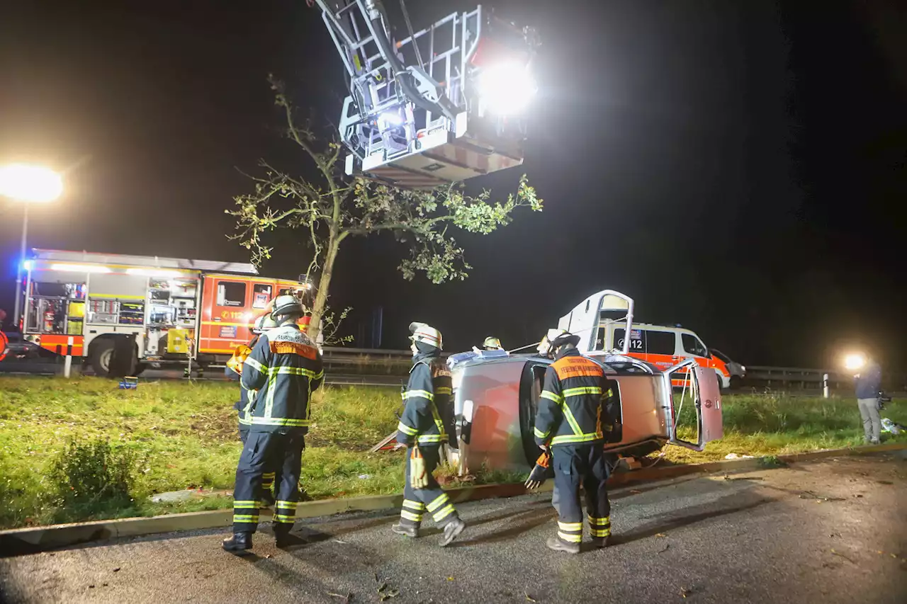 Hamburger Schnellstraße: Auto kippt um – Fahrer schwer verletzt