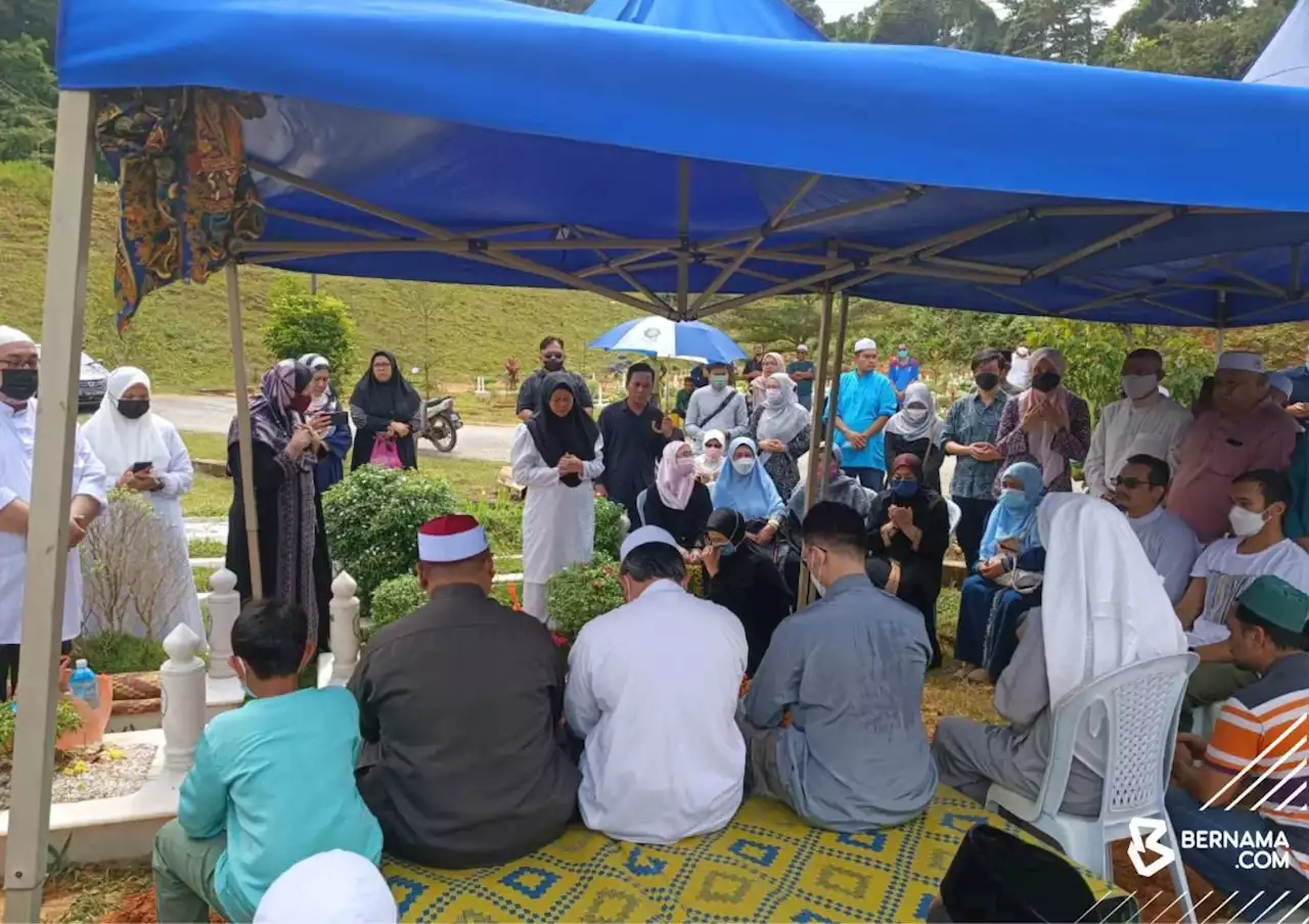 Remains of Dr Wan Azizah's mother buried in Ukay Perdana