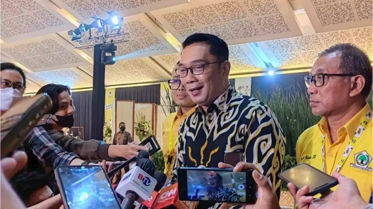 Ridwan Kamil Hadir Kenakan Batik Bernuansa Kuning di HUT Golkar, Airlangga: Sinyal Kencang!