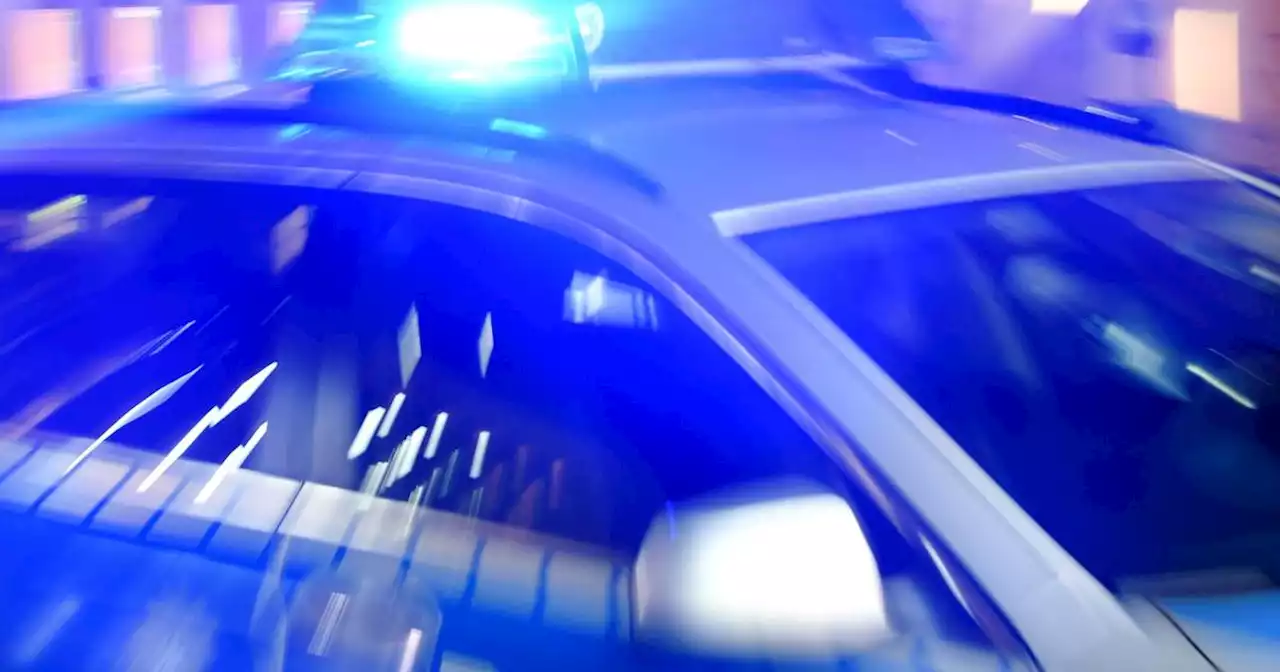 Polizei sucht Zeugen: Unfall mit Auto und Kleinfahrzeug in Völklingen – 70-Jähriger in Lebensgefahr