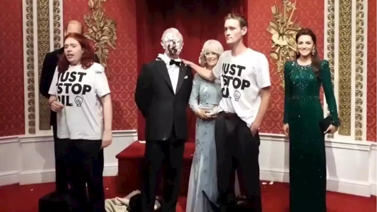 Video zeigt Protestaktion bei Mme Tussauds : Umweltaktivisten werfen Schokoladenkuchen auf Wachsfigur von König Charles III.