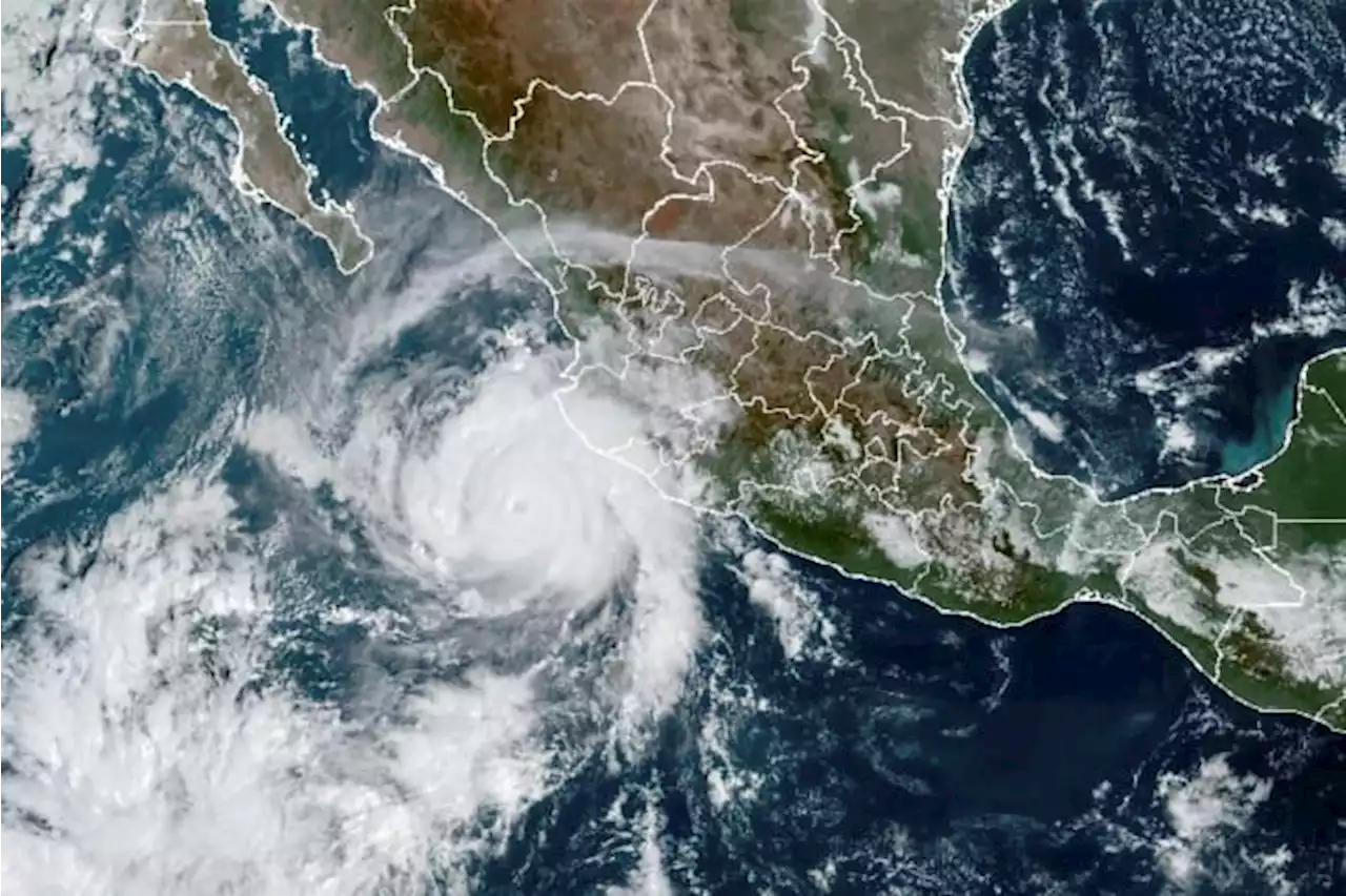 Hurricane Roslyn makes landfall in Mexico, avoids resorts