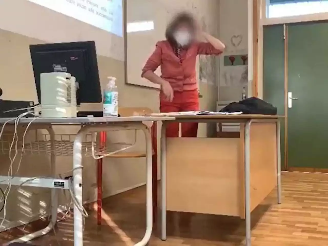 Rovigo, sparano pallini di gomma alla prof in classe e condividono il video in chat