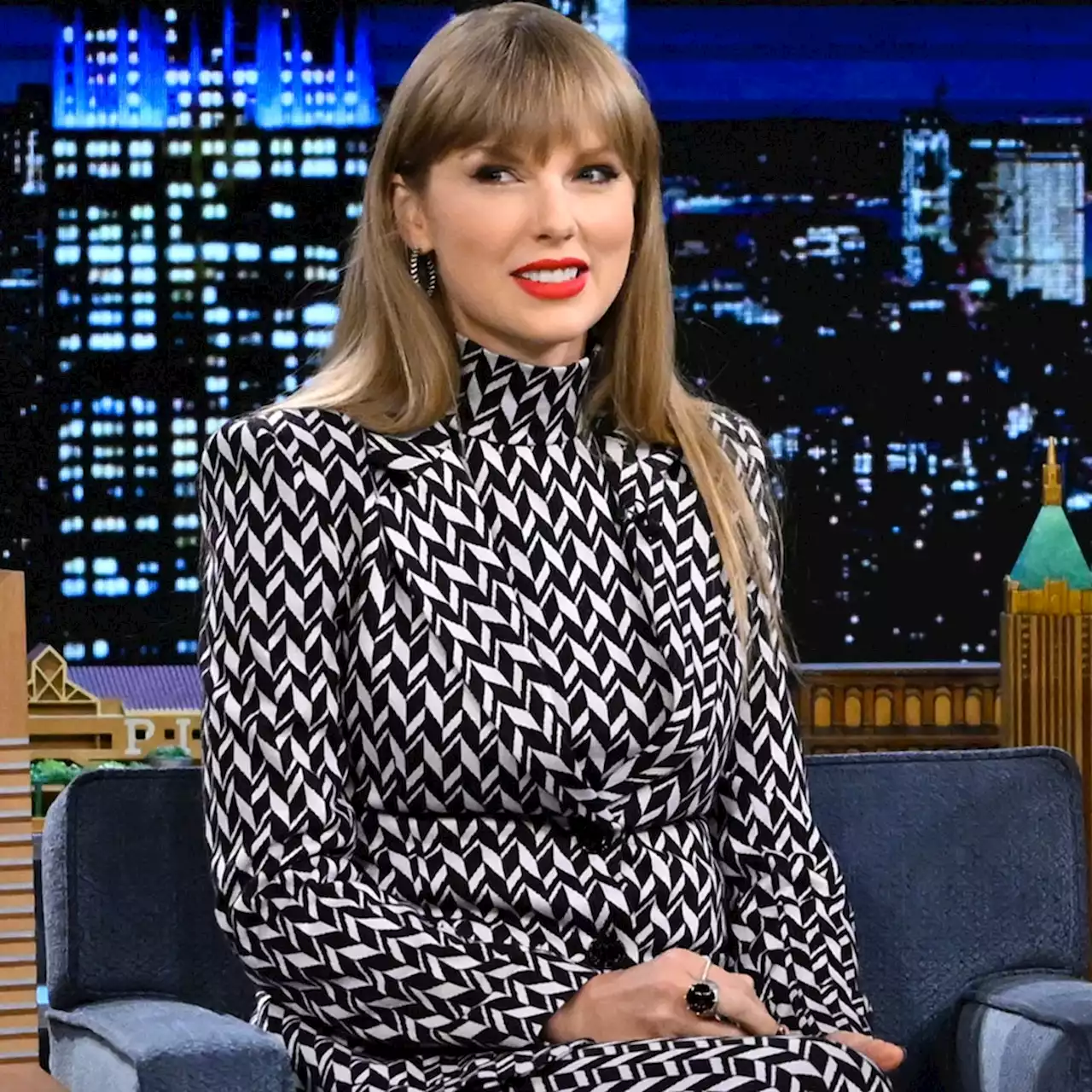 Taylor Swift Reveals Roles HAIM and 'Coolest' Laura Dern Will Play in 'Bejeweled' Music Video - E! Online