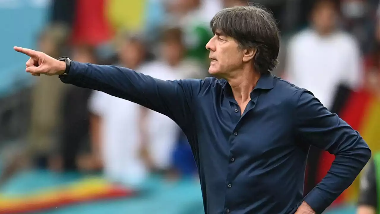 Joachim Löw kritisiert Spieler, die bei jedem Körperkontakt umfallen und Schiedsrichterentscheidungen nicht akzeptieren