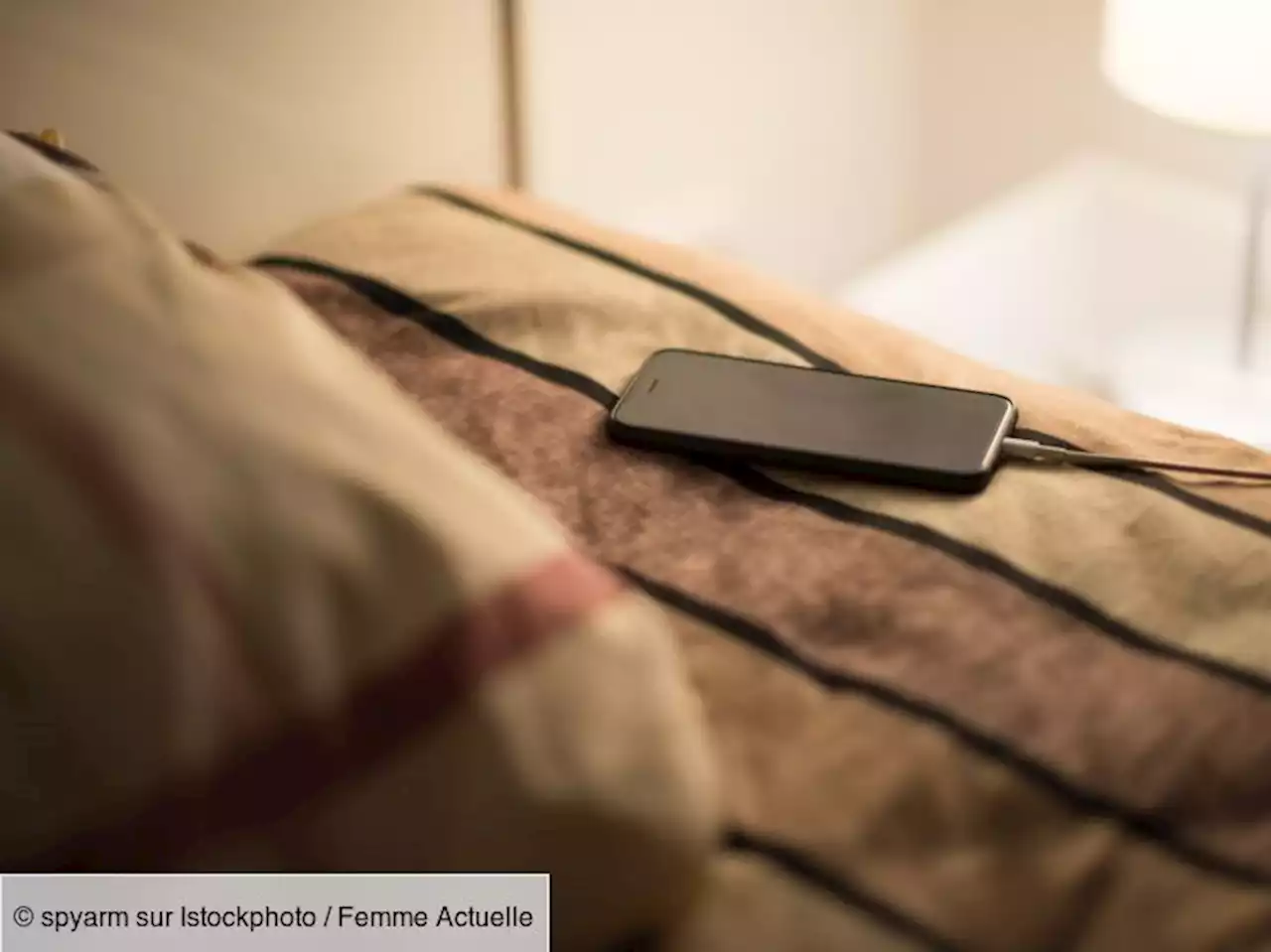 Charger son smartphone pendant son sommeil : pourquoi c'est une mauvaise habitude