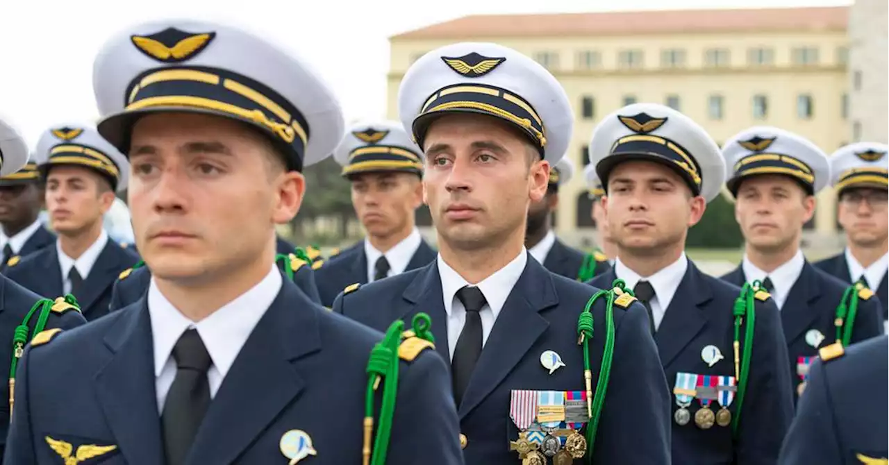 Salon : les élèves-officiers de la BA 701 ont été présentés au drapeau