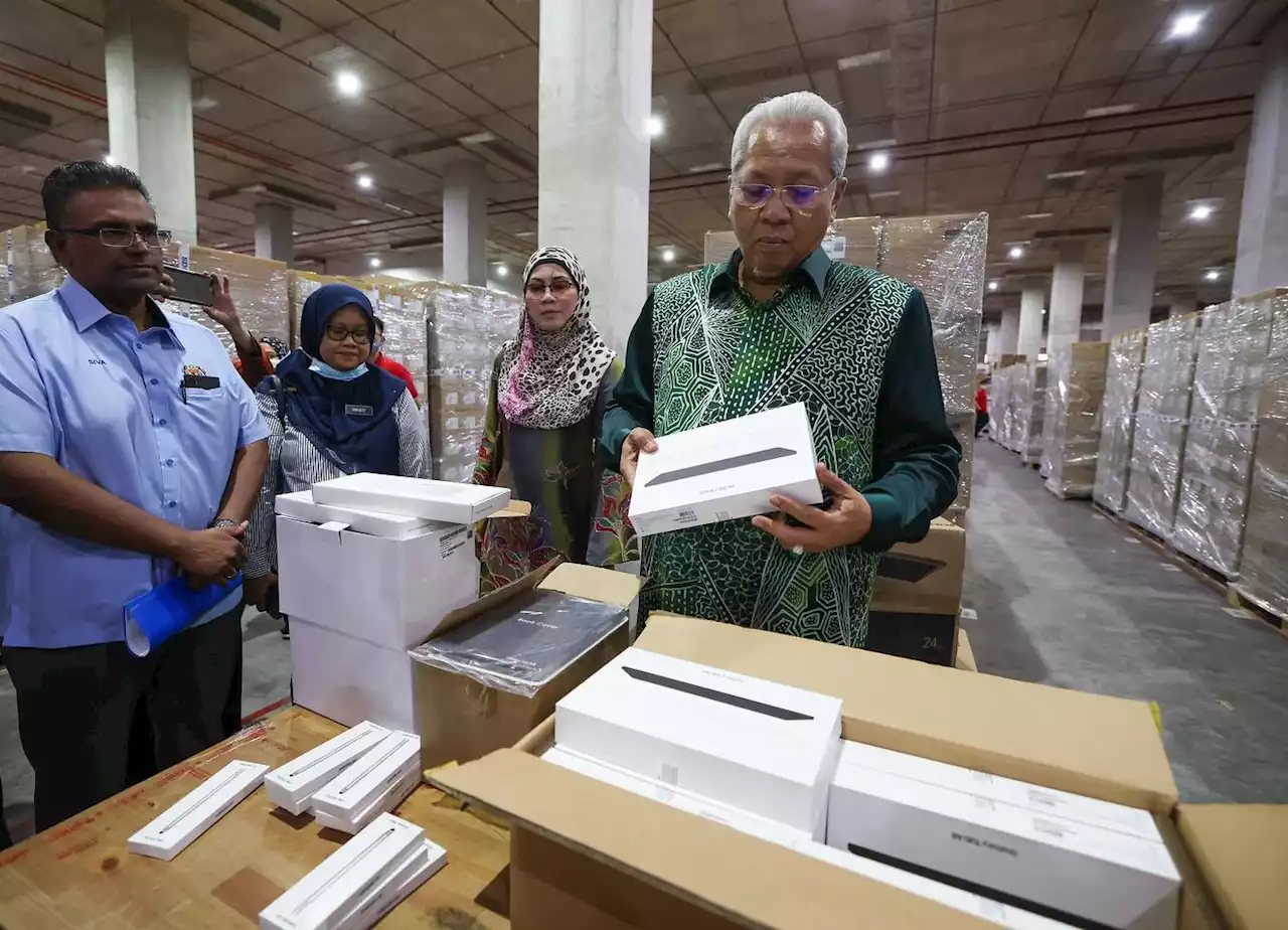 Annuar Musa claims Perantisiswa tablets come with tracking feature, is this a privacy concern? - SoyaCincau