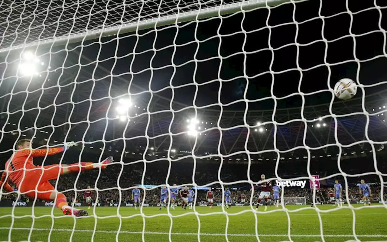 Soccer-West Ham see off Bournemouth 2-0 amid VAR controversy