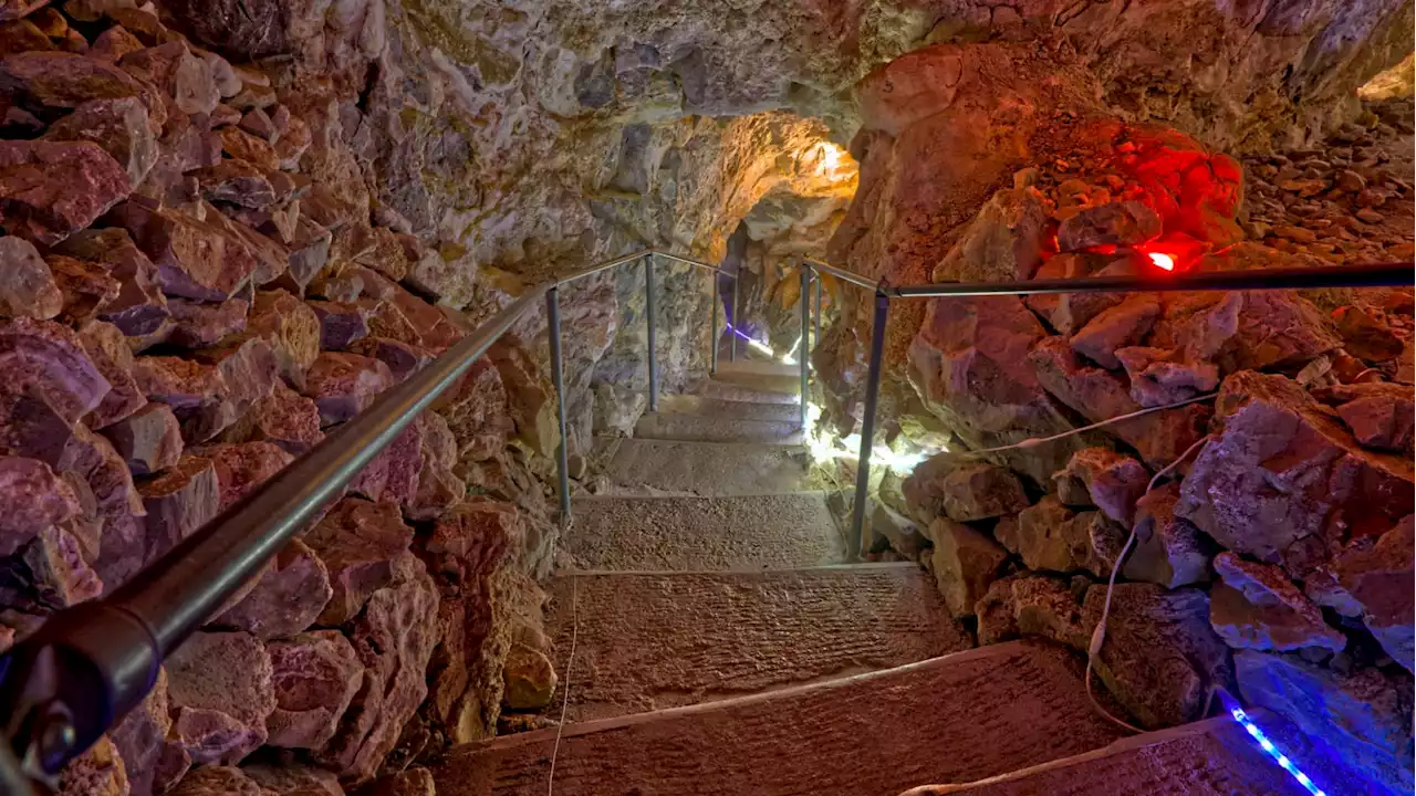 Elevator Malfunction Leaves 5 Tourists Stranded Underground in Grand Canyon Caverns