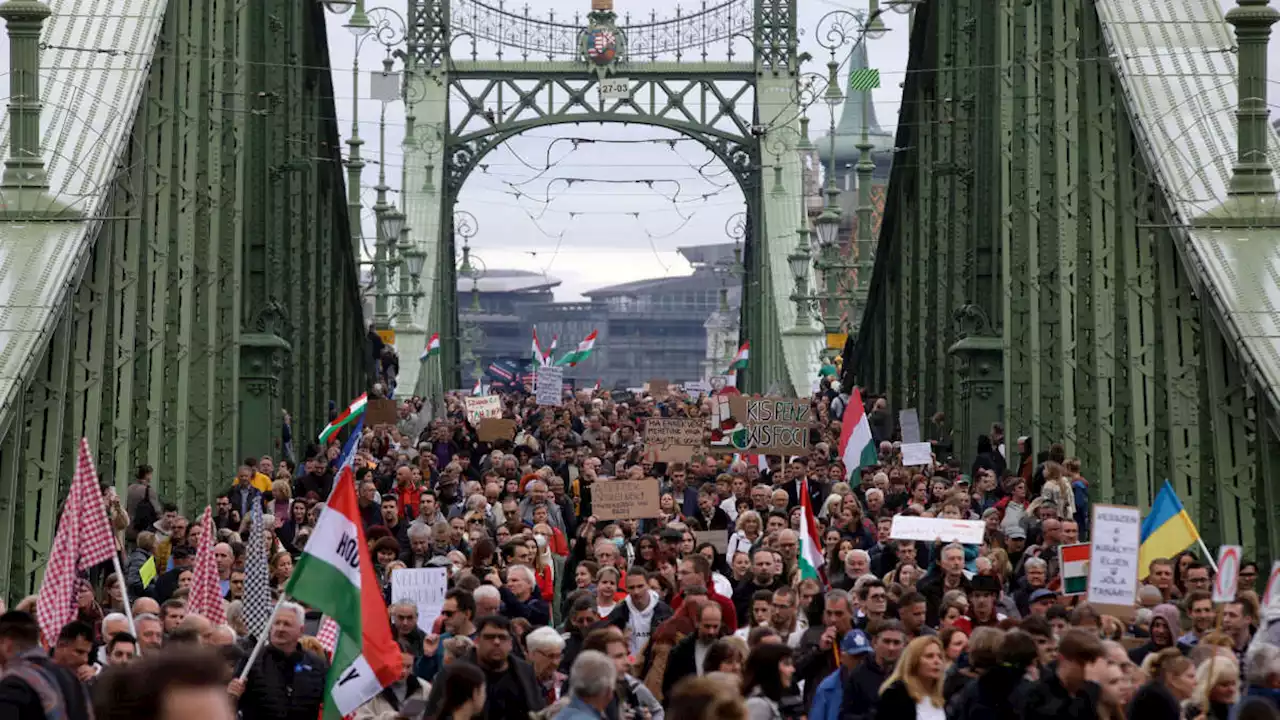 80,000+ March Against Far Right Orbán Government as Part of Teachers’ Revolt