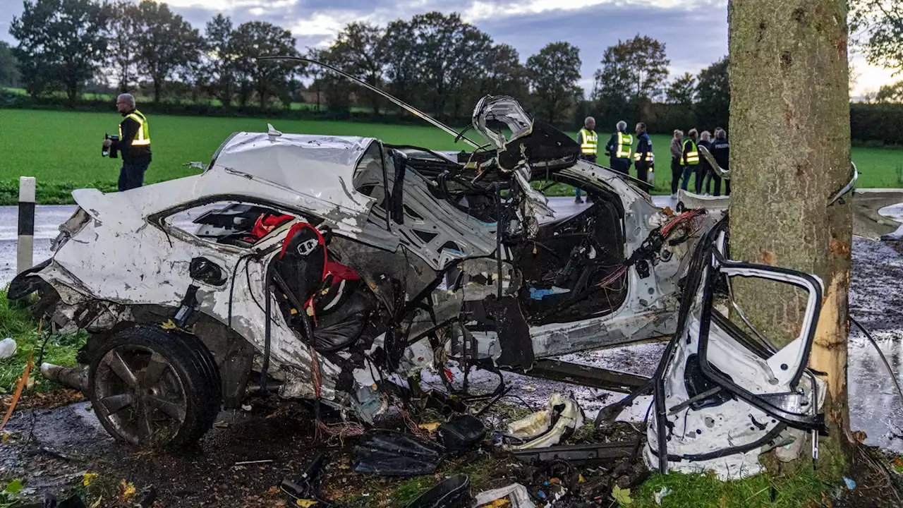 Auto in Rheurdt gegen Baum geprallt: Mann und zwei Kleinkinder sterben