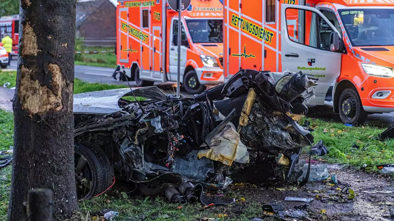 NRW: Auto kracht gegen Baum - Drei Tote