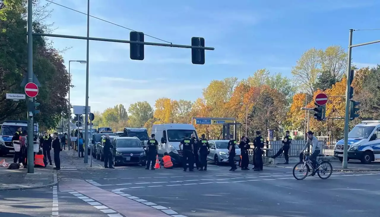 Klima-Chaoten kleben wieder auf der A100