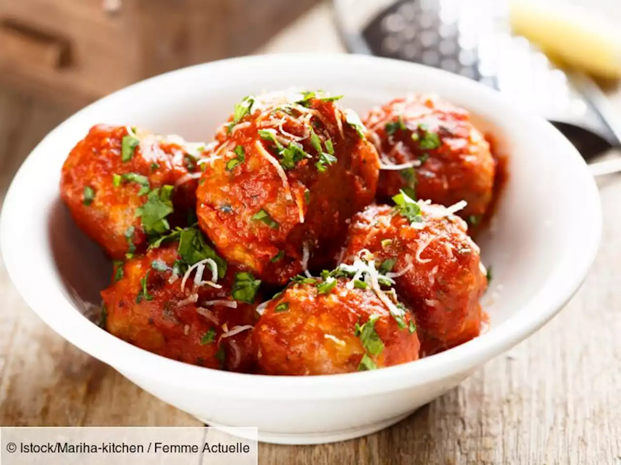 Cyril Lignac : sa recette des délicieuses boulettes à la sauce tomate pour accompagner les pâtes