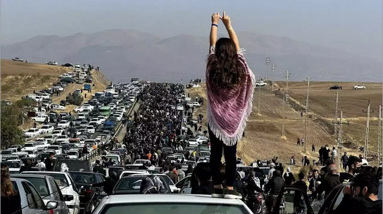 Thousands of protesters defy Iran's police and gather 40 days since Mahsa Amini's death