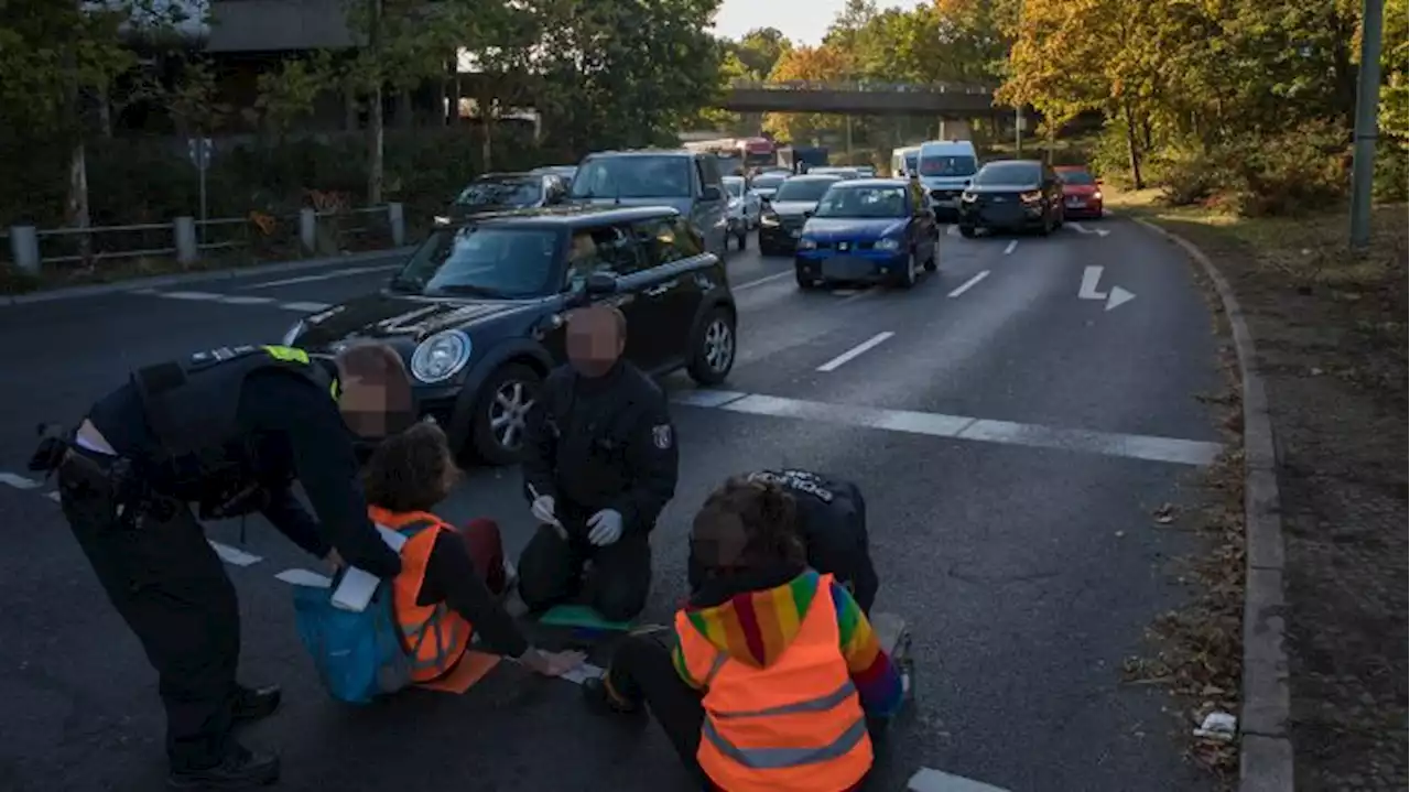 Klima-Demonstranten blockieren erneut A100 in Berlin