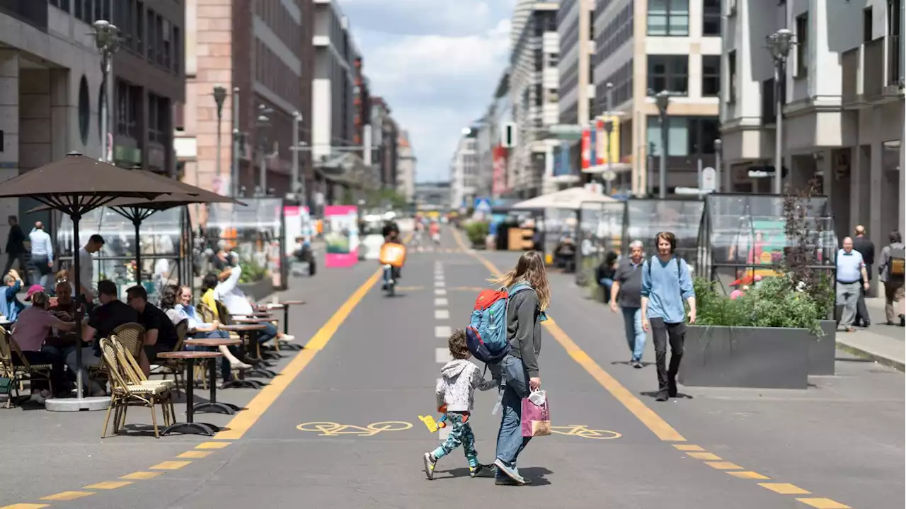 Streit um Berliner Friedrichstraße: Giffey fordert zügige Öffnung für Autos – Senatorin Jarasch kontert