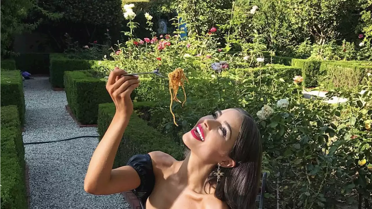 Hot Celebrity Noods – Babes Eating Pasta!