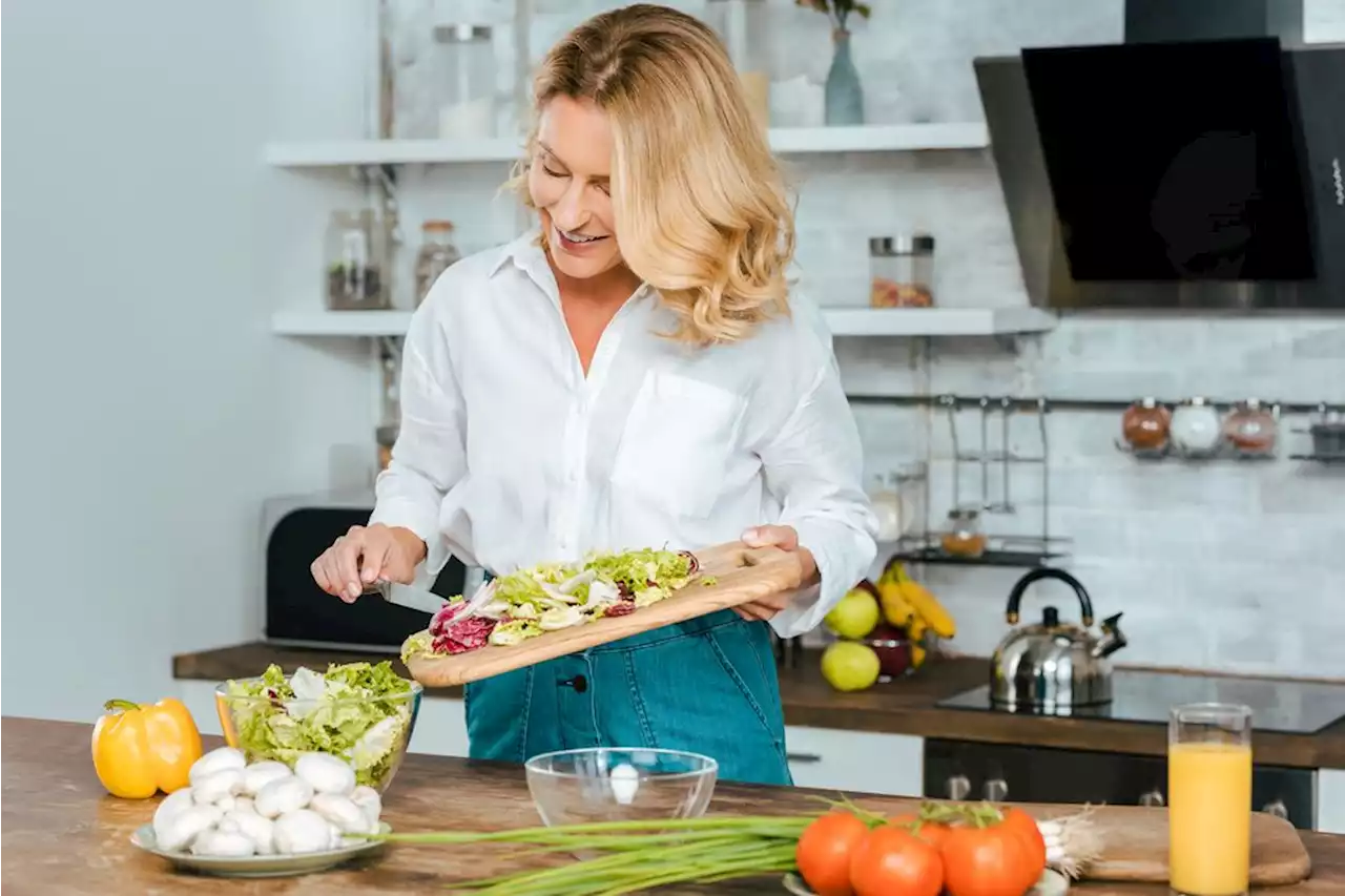 Bouffées de chaleur, sueurs nocturnes, prise de poids : les 9 aliments à privilégier contre les trou...