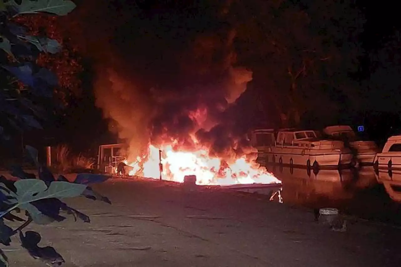 Incendie spectaculaire dans l'Hérault : une péniche de tourisme s'embrase et coule dans le canal à Agde