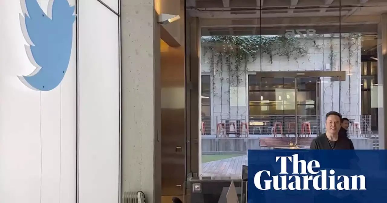 Elon Musk makes splashy visit to Twitter headquarters carrying sink