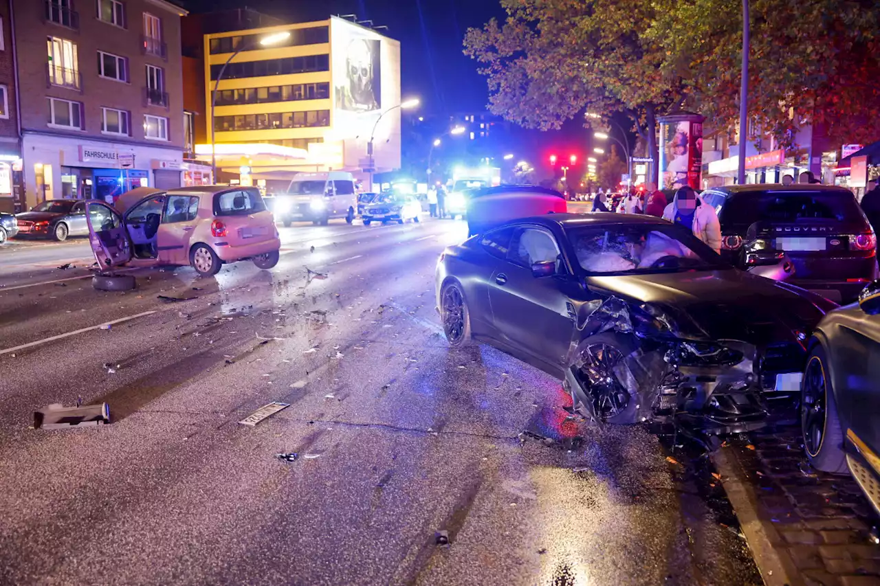 BMW rammt Renault: Trümmerfeld nach heftigem Unfall auf Verkehrsader