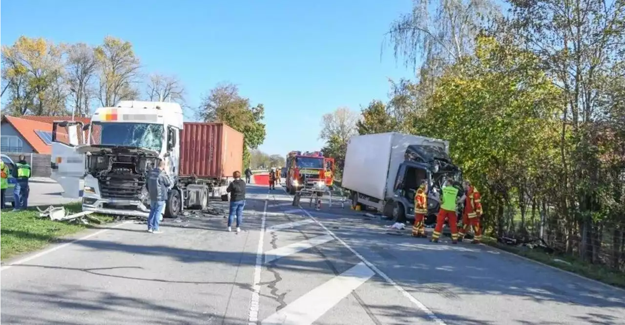 Frontalunfall zweier Lkw im Landkreis Regensburg: Zwei Verletzte auf B8 bei Pfatter